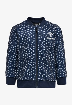 Marinblå bomberjacka med vitt geometriskt textmönster, ribbade muddar och krage; har en framdragkedja och logodetalj på bröstet.