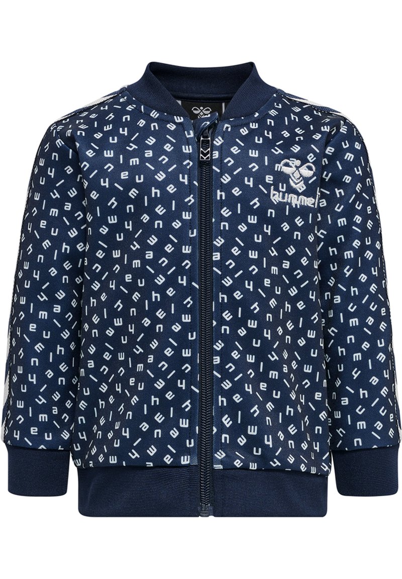 Marineblauwe bomberjack met een wit geometrisch tekstpatroon, geribbelde manchetten en kraag; voorzien van een ritssluiting aan de voorkant en een logo-detail op de borst.