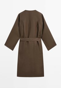 Manteau marron à manches longues arrivant aux genoux avec ceinture en tissu à la taille, vu de dos sur fond blanc.