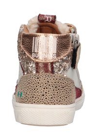 Hoge sneaker met metallic roségouden accenten, textuur in beige materiaal, glitterdetails en een geperforeerde tan zool; voorzien van klittenband.