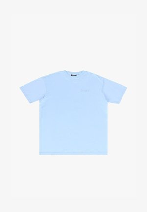Világoskék pamut póló rövid ujjakkal, kerek nyakkivágással és egy diszkrét hímzett logóval a mellrészen. Simább textúra, standard fazon.