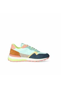 Sneaker multicolore con un mix di materiali: rete azzurra chiara, suede blu scuro, accenti in suede arancione e beige, e una spessa suola bianca.