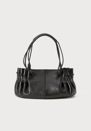 Sac à main en cuir noir avec une texture lisse, des côtés froncés et deux courtes poignées. Présente des accents noués et une silhouette compacte.