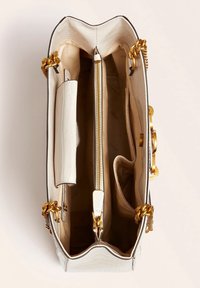 Vit faux läderhandväska med en texturerad krokodilmönster, guldkedjeaccent, en dragkedjeficka och flera inre fack.