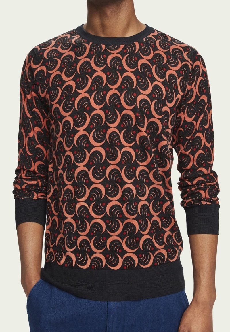 Pullover in un elegante colore nero con un motivo a spirale rosso e arancione. Caratterizzato da un collo a barchetta, maniche lunghe e polsini e orlo a coste.
