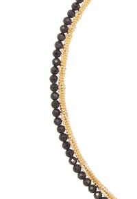 Guldtonet halskæde med to strenge: den ene med runde sorte perler og den anden med snoet guldtråd, der skaber en tekstureret kontrast.