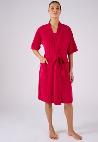 Fuchsia zachte stof badjas met korte mouwen, een riem, twee zijzakken en een knie-lange snit. Gladde textuur met een effen kleur.