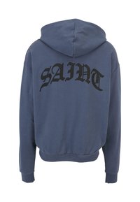 Felpa con cappuccio in cotone blu, con una grafica nera "SAINT" sulla schiena, polsini a costine e orlo leggermente elasticizzato.