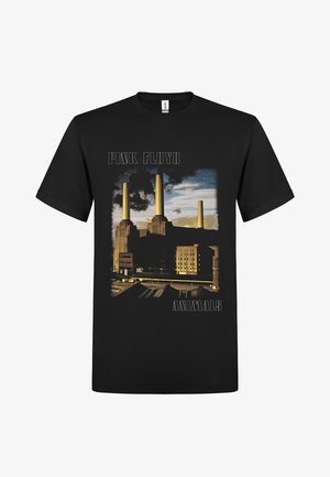 Camiseta negra con la portada del álbum "Animals" de Pink Floyd que muestra la estación de energía de Battersea y un cerdo volador encima de ella.