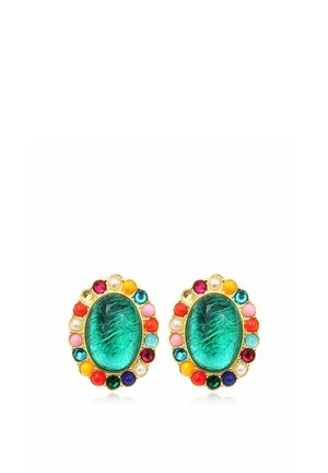 Boucles d’oreilles ovales ton or avec de grandes pierres centrales vert émeraude, entourées de petites perles multicolores et nacrées en motif circulaire.