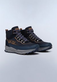 Scarpe da trekking navy con accenti grigi, caratterizzate da una tomaia testurizzata, occhielli metallici e una suola decorata. Include un'etichetta con il marchio alla caviglia.