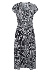 Vestido de estampado de cebra en blanco y negro, con diseño cruzado, mangas cortas, cintura elástica y una falda fluida. Patrones geométricos en toda la prenda.