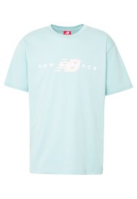 Svetle modré bavlněné tričko s krátkými rukávy a kulatým výstřihem. Na hrudi se nachází bílé logo "new balance". Měkká textura.