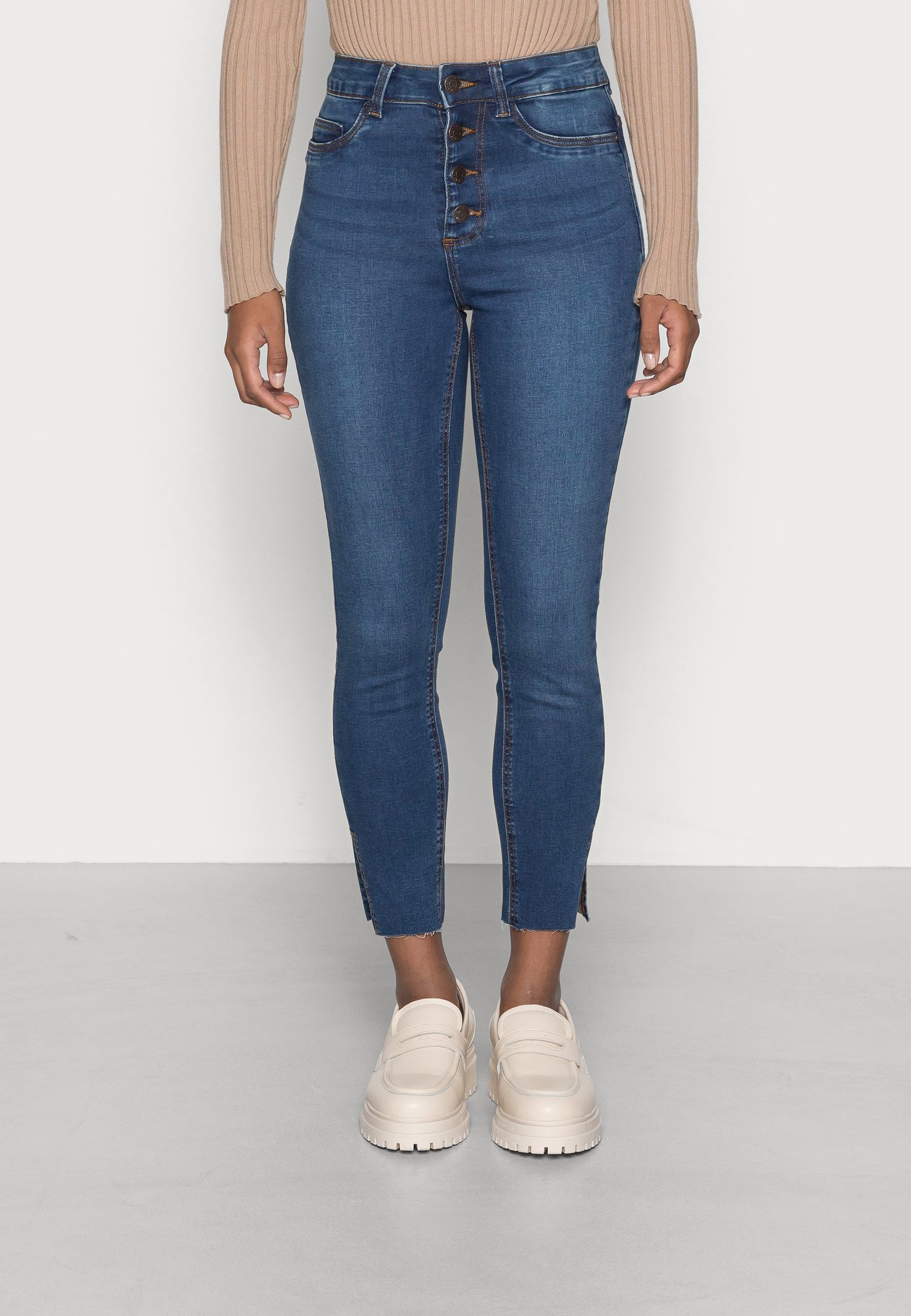 Noisy May Petite CALLIE SKINNY BUTTON - Aptempti džinsai - medium blue denim/mėlynų  džinsų - Zalando.lt