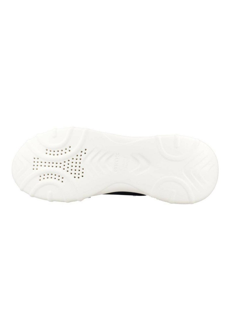 Suela de goma blanca con patrones texturizados y perforaciones para una mejor transpirabilidad. Diseño curvado con acentos elevados para mayor tracción.
