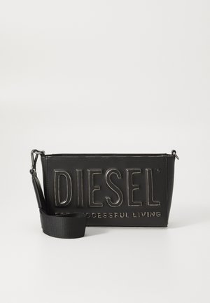 Fekete bőr clutch táska, amelyen a "DIESEL" logó és a "SUCCESSFUL LIVING" szöveg van kézi nyomással feltüntetve, állítható szövetpánttal és cipzáros záródással.