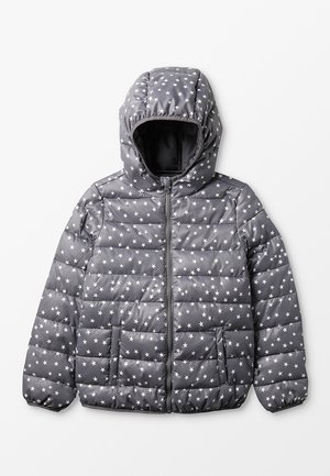 Chaqueta acolchada gris con capucha y patrón de estrellas blancas, cremallera frontal y dos bolsillos laterales, mostrada sobre un fondo blanco.