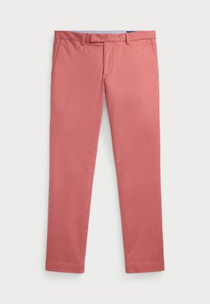 Chinos em algodão cor-de-rosa com um corte de perna reta, apresentando passantes para cinto e fecho com zíper. O tecido tem uma textura suave.