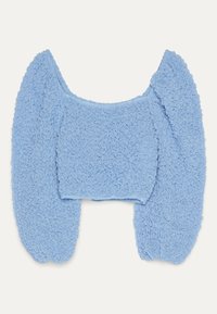 Světle modrý zkrácený top s texturovanou tkaninou, který má volánové, nafouklé rukávy. Čtvercový výstřih a měkký, nadýchaný materiál po celém povrchu.