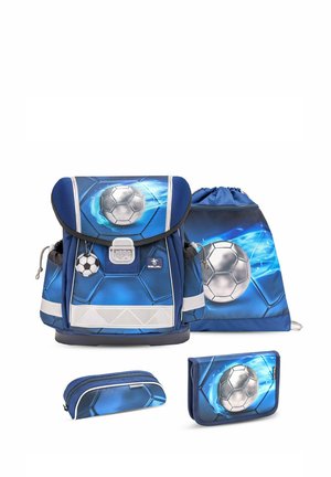 Blauer Rucksack mit Fußballgrafiken, hexagonalem Muster, reflektierenden Streifen und befestigtem Schlüsselanhänger. Enthält passendes Etui und Geldbörse.