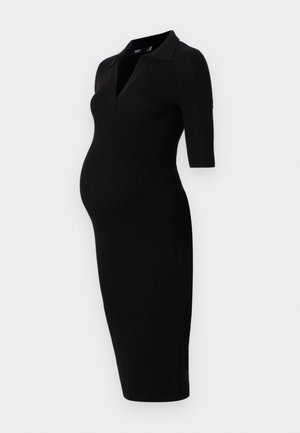 Vestido de maternidad negro con cuello de solapa y mangas cortas, que presenta un diseño ajustado que acentúa la silueta.