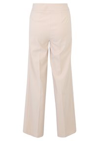 Pantalons larges beige avec une finition en tissu lisse, dotés d'une ceinture plate et de deux poches arrière. Des lignes épurées soulignent une silhouette ajustée.