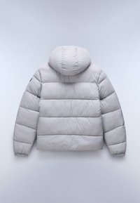 Giacca puffer grigia chiara con cappuccio, caratterizzata da sezioni trapuntate verticali, polsini elasticizzati e una texture elegante e liscia del tessuto.