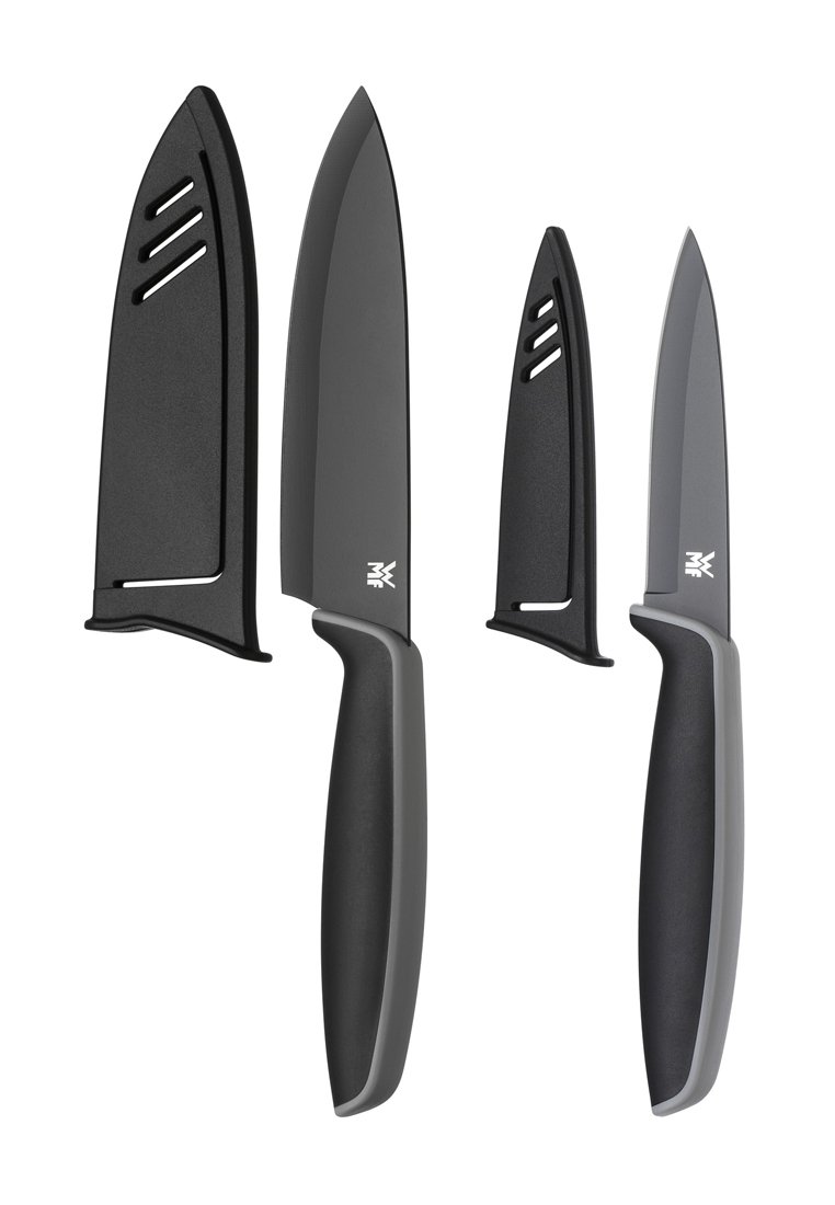 Set aus drei schwarzen Küchenmessern mit ergonomischen grauen Griffen und schützenden Scheiden. Die Klingen zeichnen sich durch schlanke, scharfe Kanten und abnehmbare Klingenschutzvorrichtungen aus.