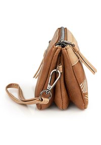 Bolso de mano de cuero color marrón claro con cierre de cremallera, múltiples compartimentos, correa desmontable y detalles decorativos de costura en un lado.