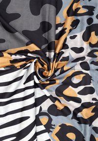 Tessuto multicolore caratterizzato da motivi animali astratti, inclusi toni di nero, grigio e oro, con strisce di zebra pronunciate e macchie di leopardo.