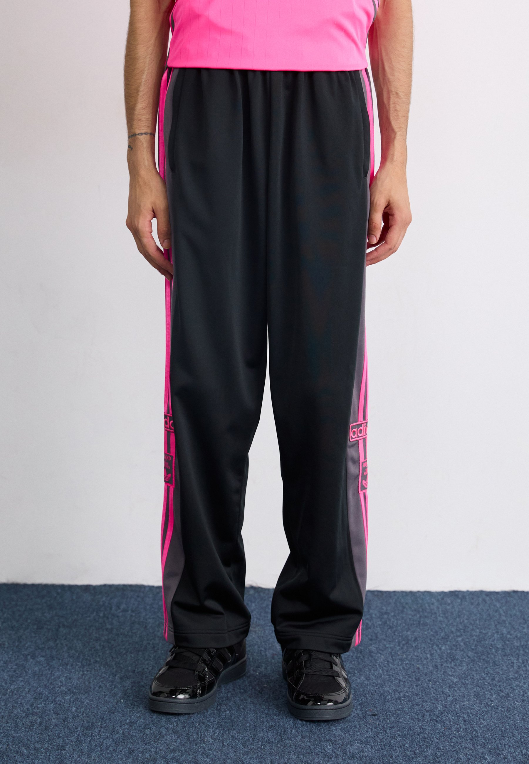 adidas Originals ADIBREAK - Jogginghose - black/lucid pink/schwarz