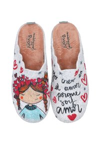 Zapatillas grises con diseños de corazones rojos; la zapatilla izquierda muestra a una chica con cabello rojo y una corona de corazones, la zapatilla derecha tiene texto en español sobre el amor.