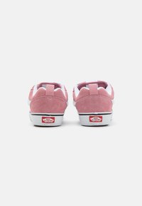 Rosa semskede sneakers med hvite detaljer, avrundet form og polstrede krager. Har en logo-patch på hælen og gummisåle.