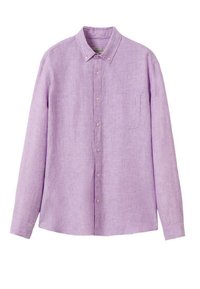 Chemise en lin lavande dotée d'un col boutonné, de manches longues et d'une poche poitrine. Texture lisse avec un design léger.