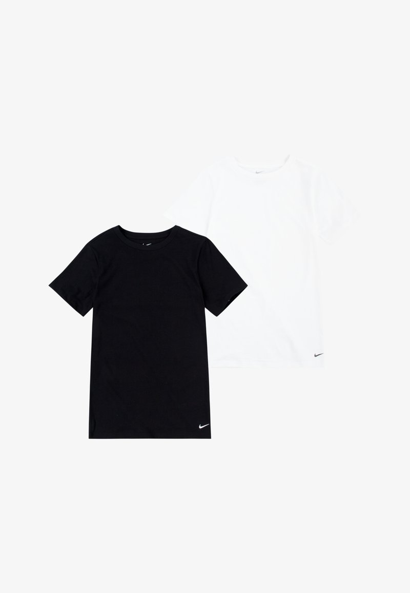 Dve tričká s krátkym rukávom v čiernej a bielej farbe, vyrobené z bavlny, s okrúhlym výstrihom a malým logom Nike v dolnej prednej časti.