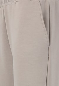 Lichtgrijze joggers van zachte stof, met een elastische tailleband en zijzak, met een gladde textuur en een relaxte fit.