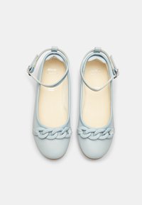 Bata Baletkurpes ar siksniņu ap potīti - light blue
