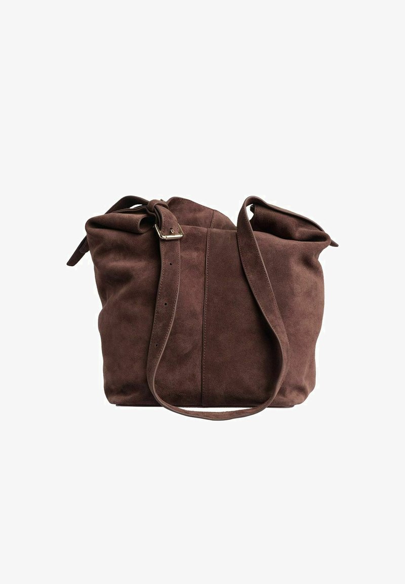 Sac à épaule en daim marron avec bandoulière réglable et boucle dorée, texture douce, forme légèrement affaissée et design simple.