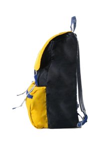 Zaino bicolore con tessuto nero su un lato e giallo sull'altro, con dettagli in cerniera blu e spallacci regolabili.