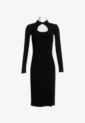 Schwarzes Midi-Kleid mit langen Ärmeln, hohem Kragen und einem vorderen Schlüssellochausschnitt auf einer weißen Schaufensterpuppe.