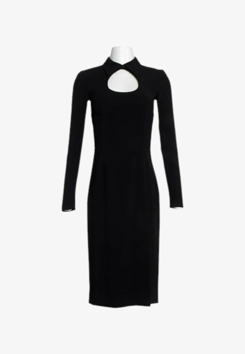 Robe midi noire à manches longues avec un col montant et une découpe en forme de trou de serrure à l’avant sur un mannequin blanc.