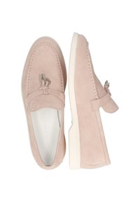 Suede loafers u mekoj ružičastoj boji s detaljima od srebrne boje i podstavljenim okovratnikom. Bijela gumena potplate s bočnim šavovima. Glatka unutarnja podstava.
