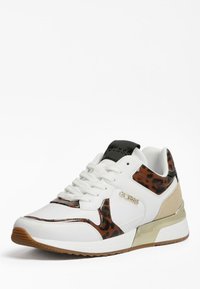 Białe sneakerki z akcentem w panterkę, czarnym językiem, beżowym obcasem i błyszczącymi złotymi detalami na podeszwie. Sznurowany fason zapewniający pewne dopasowanie.