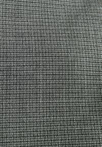 Țesătură gri cu un model de tip șah format din pătrate mici cu nuanțe variate, creând un aspect texturat.