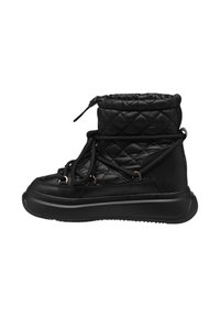 Schwarze Schnürstiefeletten im High-Top-Stil mit einem gesteppten Textur, runder Zehenform, Schnürung und Gummisohle. Akzente sind goldfarbene Hardware.