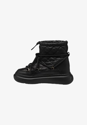 Botas altas negras con textura acolchada, con puntera redondeada, diseño con cordones y suela de goma. Los acentos incluyen herrajes en tono dorado.