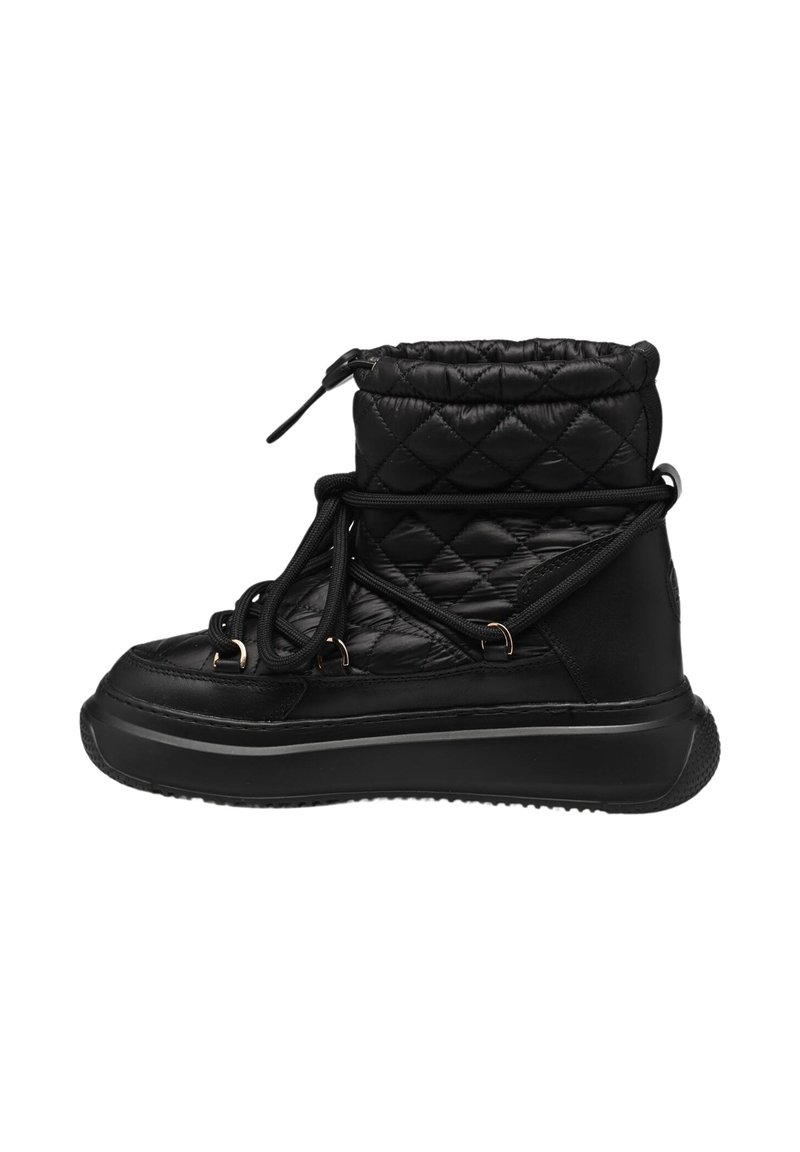 Schwarze Schnürstiefeletten im High-Top-Stil mit einem gesteppten Textur, runder Zehenform, Schnürung und Gummisohle. Akzente sind goldfarbene Hardware.