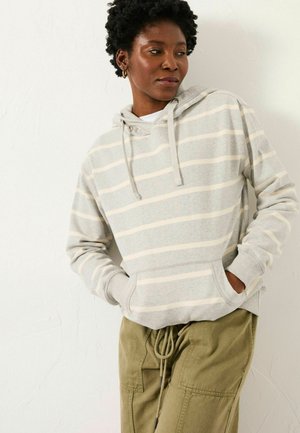 Grau gestre hoodie mit hellbeigen Linien, featuring eine Fronttasche, verstellbare Kapuze mit Kordelzug und gerippte Bündchen, kombiniert mit olivgrünen Hosen.