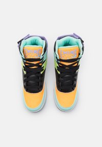 Vysoké tenisky s černou kůží, oranžovými perforovanými panely, mátově zelenými akcenty a fialovými detaily, s texturovaným logem na jazyku.