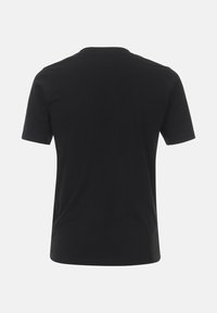 Effen zwart T-shirt met korte mouwen, gezien vanaf de achterkant op een neutrale lichte achtergrond.